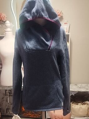 Stio Hooded Pullover Sweater in Navy with Plum Trim